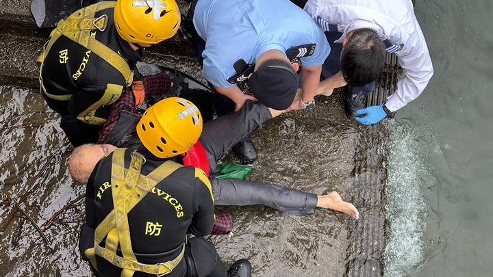 男子墮海被救上岸,但證實當場死亡。