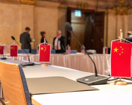美方代表在網上發放一張放有中國國旗的談判桌照片，但無人出席。(網圖)