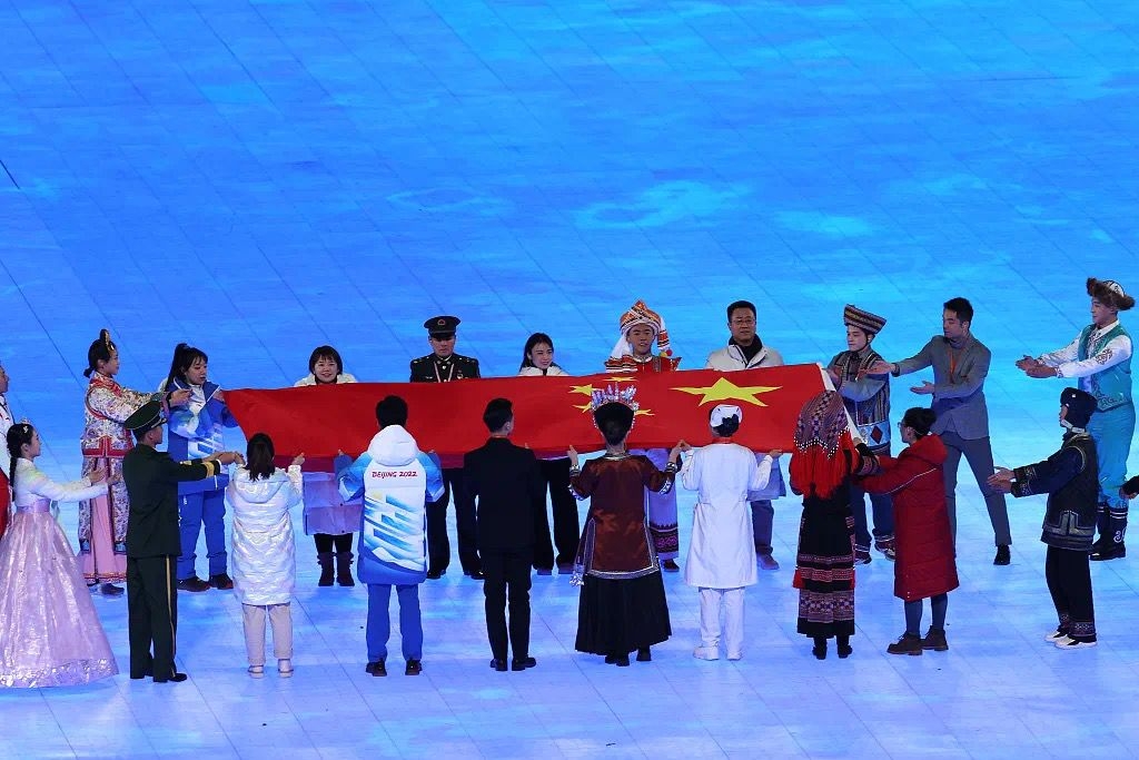 朝鲜族女孩参加国旗传递。