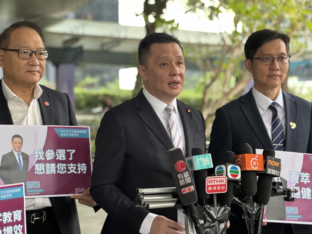 鄧飛今日到政府總部報名參選。 鄧飛今日到政府總部報名參選。