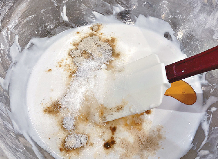 3. 蘿蔔（1）出爐後，趁熱加入粉漿（2）拌勻，然後注入124克滾水拌勻，再混合XO醬、臘味、蝦米和所有調味料。將粉漿注入糕模，蒸70分鐘。