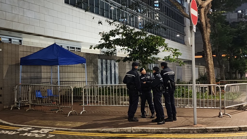 警方在西九龍裁判法院外加強佈防。