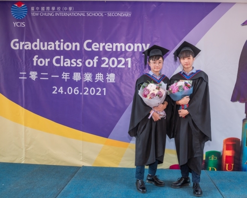 李昆泰及李昆彥兄弟在IB考試中分別考獲45分及43分佳績。