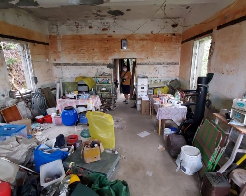 石屋大廳左邊及右邊桌上,分別發現火藥及子彈。