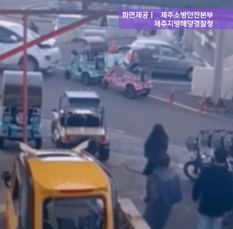 監視器拍到,多名路人目擊休旅車失控狂衝。X@mbcnews畫面截圖 監視器拍到,多名路人目擊休旅車失控狂衝。X@mbcnews畫面截圖