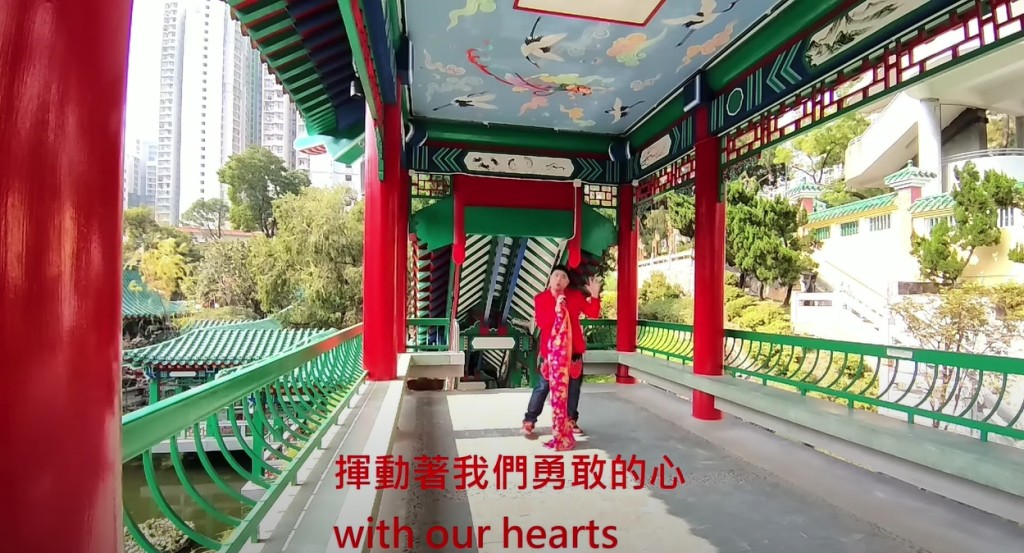 張如城為大家演唱16年的作品《路上》及代表作《友誼的光彩》。
