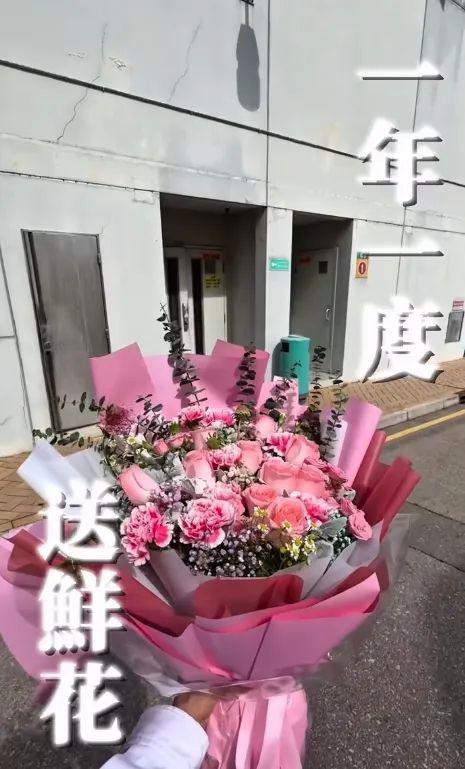 滕麗名去年母親節要開工，周嘉洛拎住鮮花返電視城。