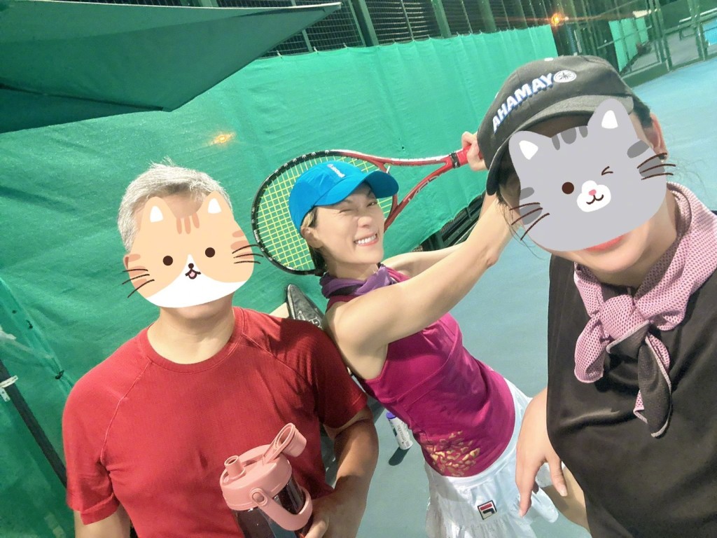 张可颐更做足功课，特意找医生好友打网球。