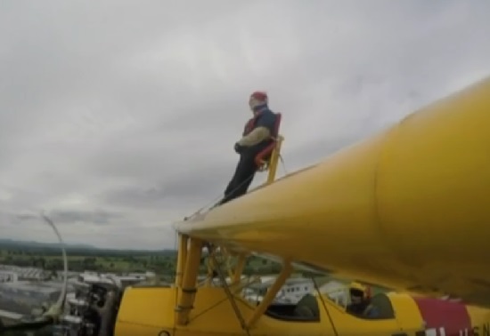 布羅米奇去年亦已站在機翼頂飛行，今年再次挑戰。