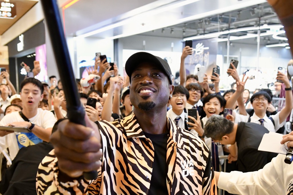 活動上維迪逐一為球迷簽名及合照。楊駿堯攝