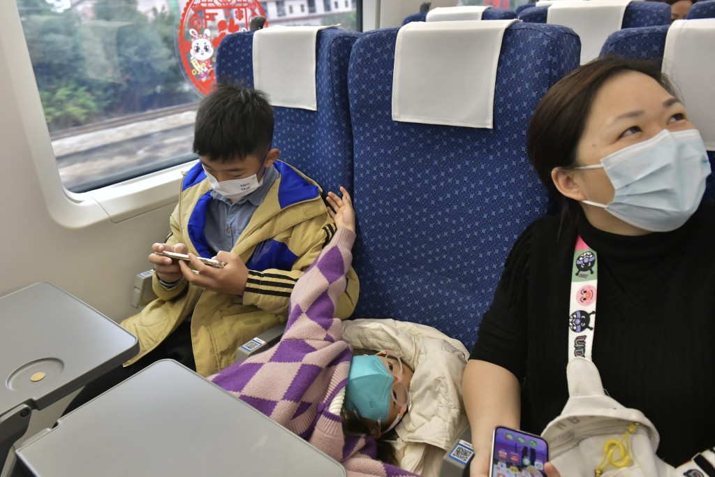 由香港开往广州东的列车，上午约8时由西九开出。图为列车内部。（陈极彰摄）
