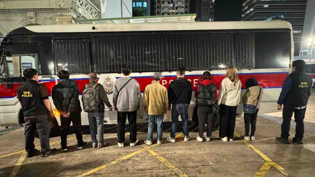 警方旺角搗破非法賭拘9人 檢賭枱及1萬元賭款。警方圖片