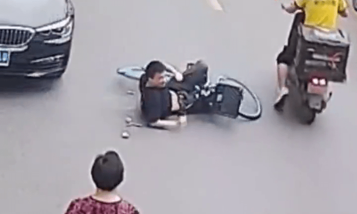 共享單車突自動鎖死案件頻生。 央視截圖