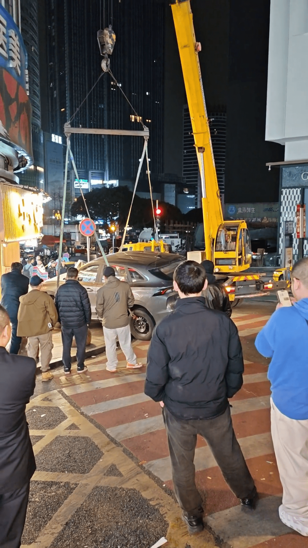 重庆闹市私家车失控铲向人群，网民拍下现场画面。 抖音