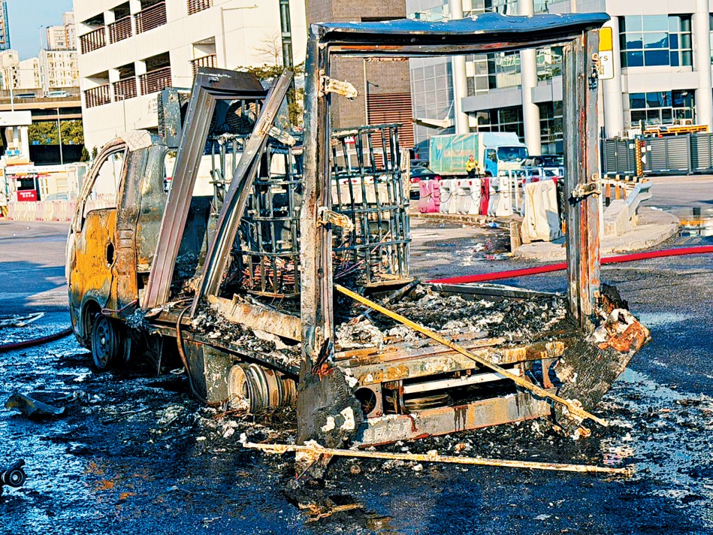 消防在其中一輛嚴重焚毁的輕型貨車上發現油缸、油槍及油喉等入油工具。