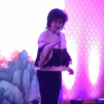 徐小凤的歌声令现场所有人听出耳油。  ​