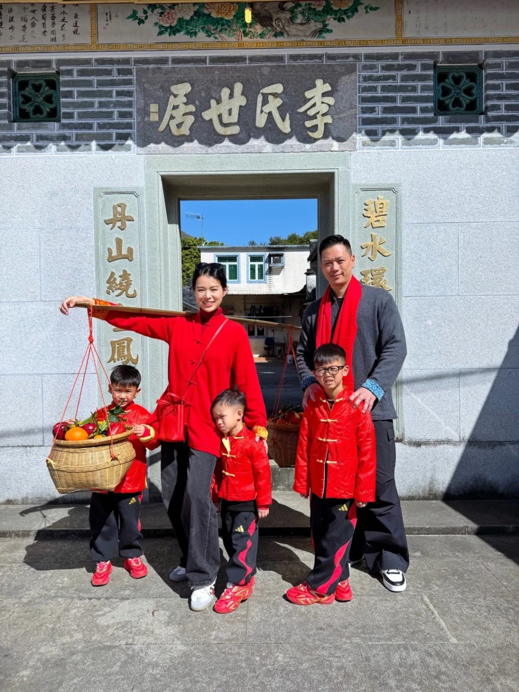 身為李家媳婦的胡杏兒更要在祠堂內的石壆上挑扁擔。