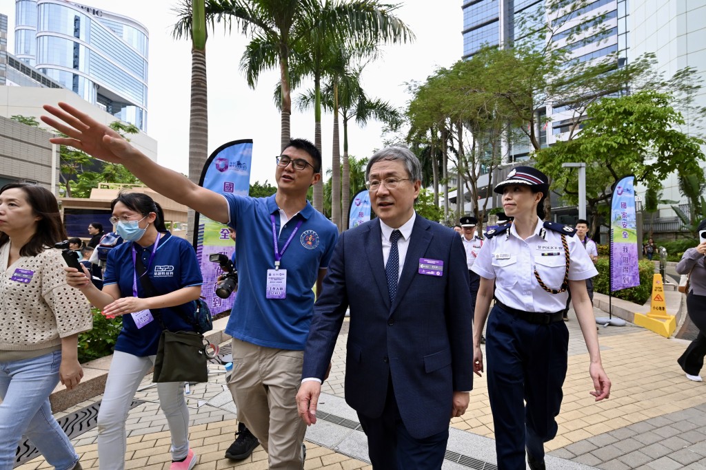 卓永興在現場到處參觀。劉駿軒攝