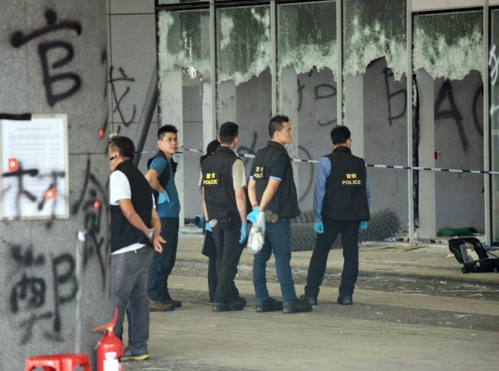 有组织罪案及三合会调查科探员目前仍在立法会大楼搜证。