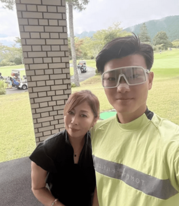 54歲的妻子小綠（音譯）與33歲的丈夫小勇（音譯）的愛情故事，因其浪漫又罕見的經歷，在網路上掀起廣大迴響。IG@isamutomidori