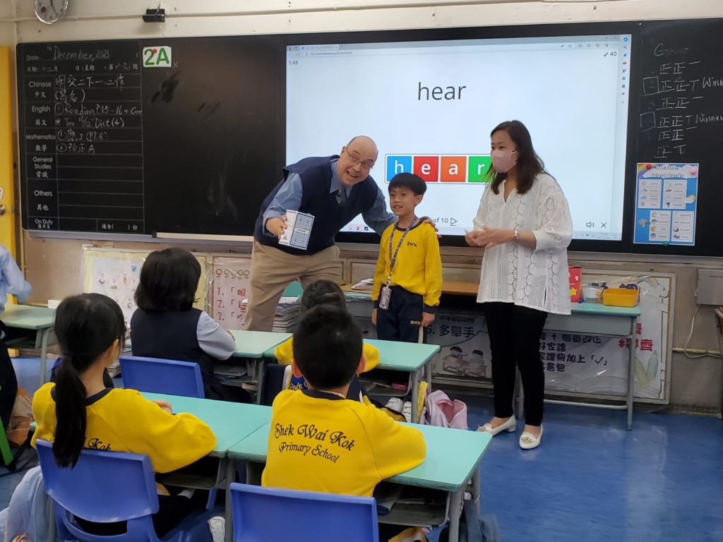 石圍角小學今學年推全新「個人化英文評量，小一小二外籍老師走進英文堂授課。圖片由學校提供。