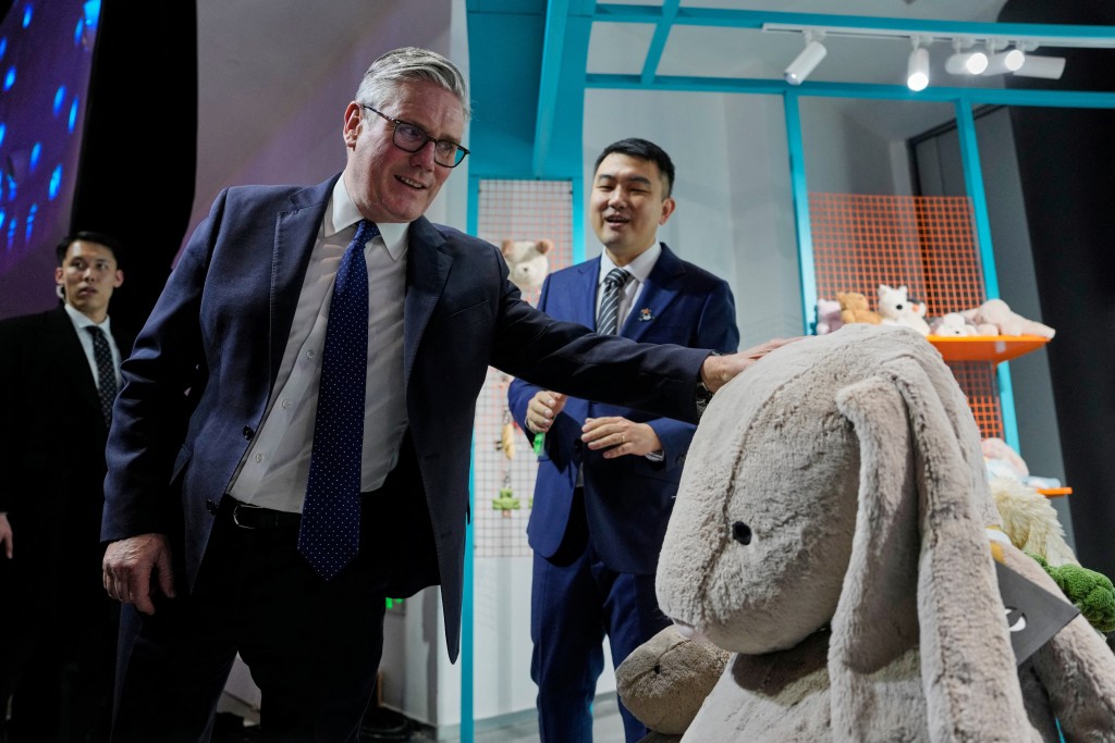 英國首相施紀賢轉抵上海繼續訪華行程。 路透社