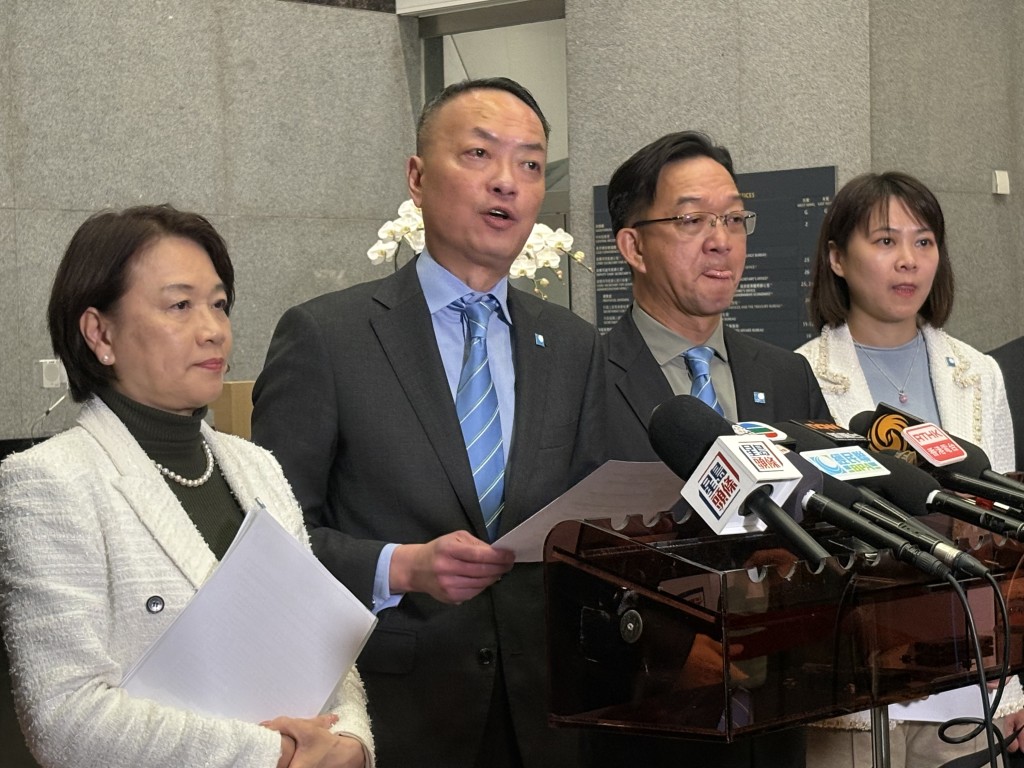 吳永嘉(左二)建議調高薪俸稅及個人入息稅基本免稅額。