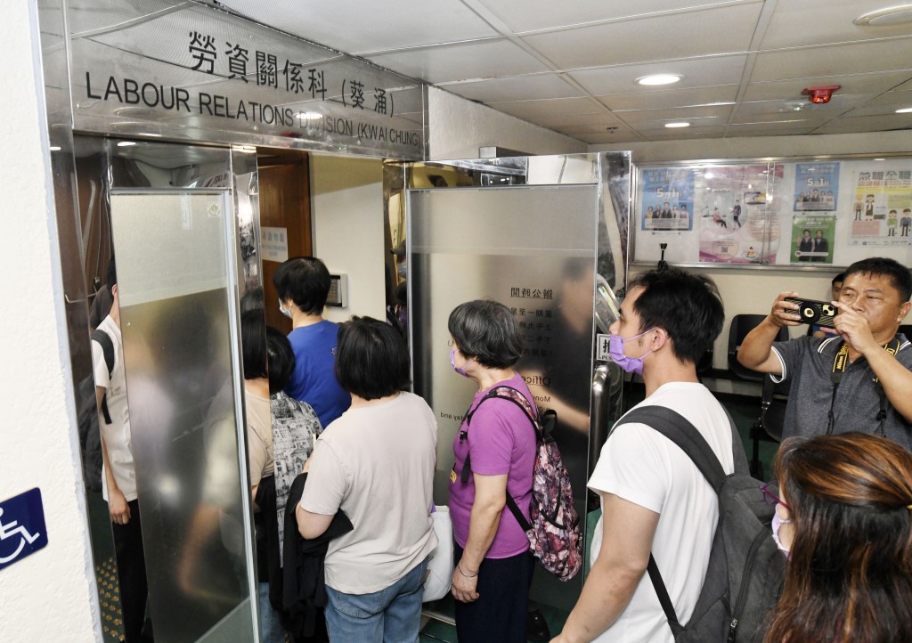 海皇粥店員工到勞工處投訴。資料圖片 海皇粥店員工到勞工處投訴。資料圖片