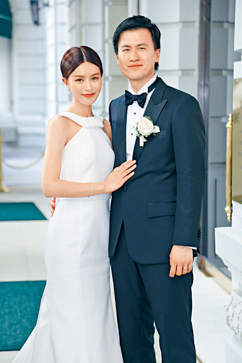 Janice與金融才俊Carl昨日在本港註冊結婚，下月則會飛往米蘭舉行古堡婚禮。