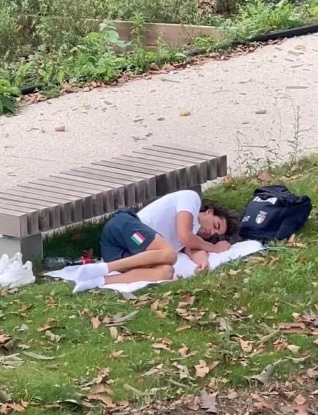 意大利23岁泳将塞康（Thomas Ceccon）被发现在选手村瞓公园。 Instagram