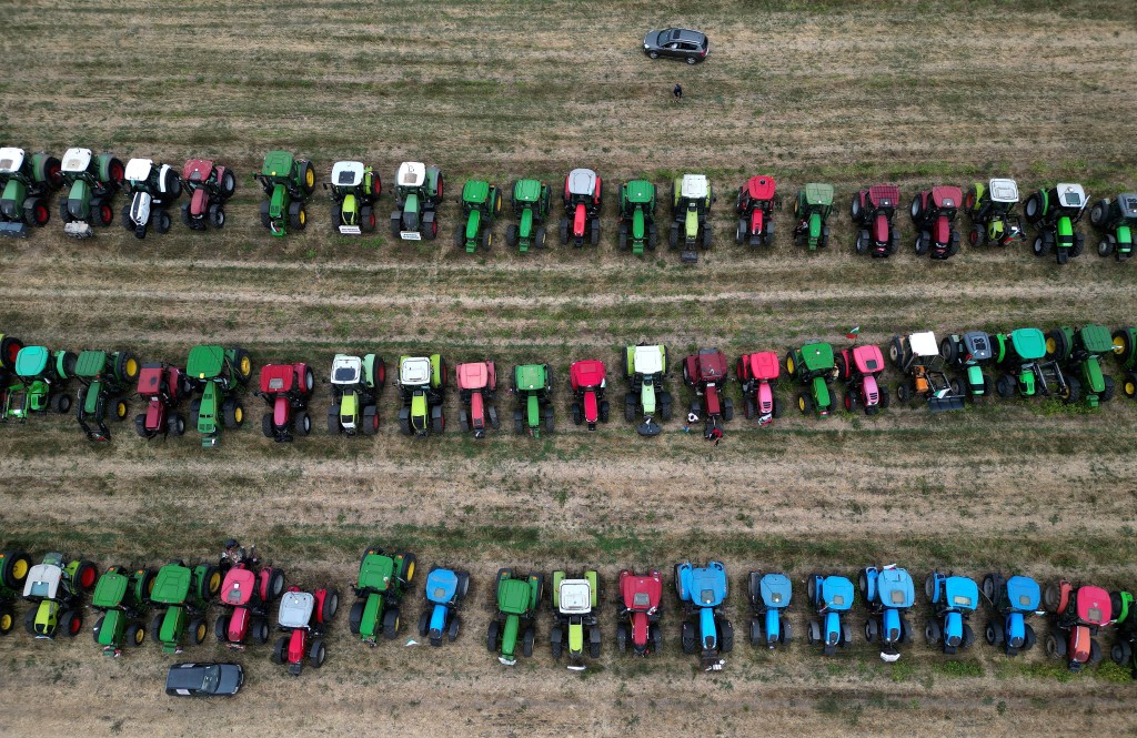 保加利亞農民以拖拉機抗議歐盟解除對烏克蘭農產品進口限制。路透社
