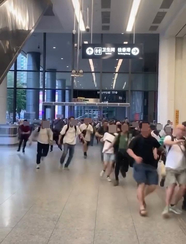•一向係咁,封關停咗一排,現在 又住返上去,平一半租住大1.5倍喎; •十幾年前每日都已經係咁,有你想 像唔到咁多人每天都喺口岸等開閘返 香港趕開工,每個口岸都係咁多人;fb「車cam L(香港群組)」截圖 •一向係咁,封關停咗一排,現在 又住返上去,平一半租住大1.5倍喎; •十幾年前每日都已經係咁,有你想 像唔到咁多人每天都喺口岸等開閘返 香港趕開工,每個口岸都係咁多人;fb「車cam L(香港群組)」截圖