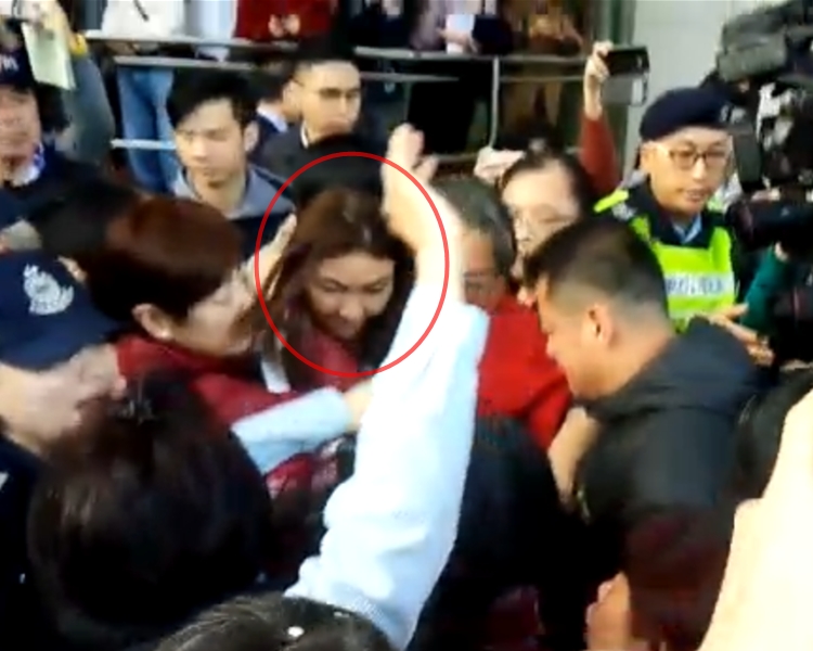 朱經緯家屬離開時場面混亂，期間有人鼓躁指罵記者。黃梓生攝