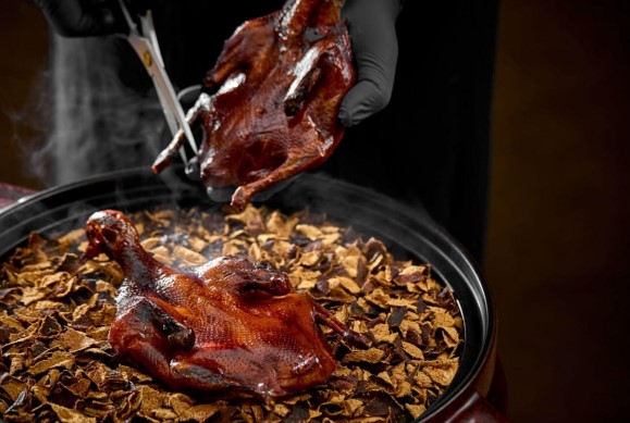 唐人馆」近年由入行超过二十年、被熟客尊称为「厨长」的行政总厨张嘉裕师傅坐镇。张师傅向来以源源不绝的创意闻名，在他的主理下，「唐人馆」的宴席总能为食客带来惊喜，绝不沉闷。