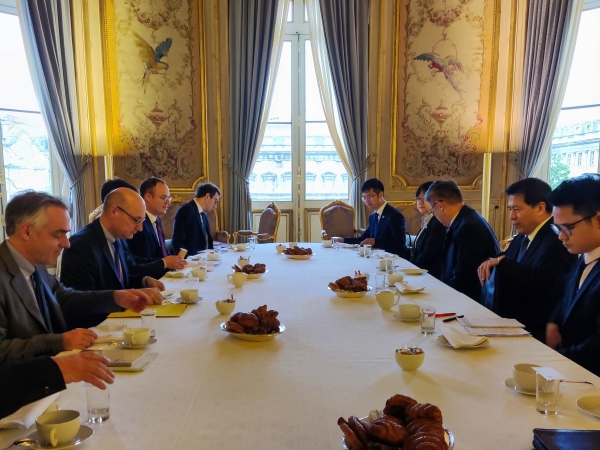 李辉（右）和法国外交部官员会谈。