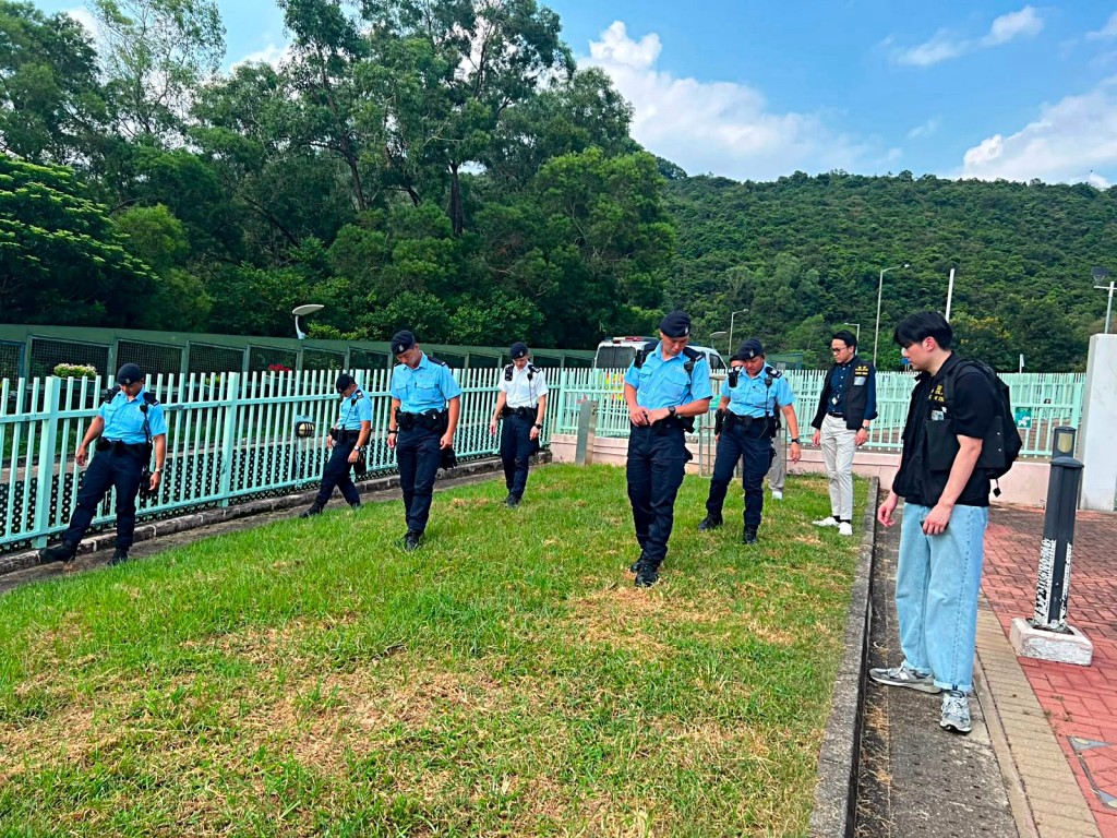 將軍澳警區動物罪案警察專隊在場搜證。警方提供 將軍澳警區動物罪案警察專隊在場搜證。警方提供