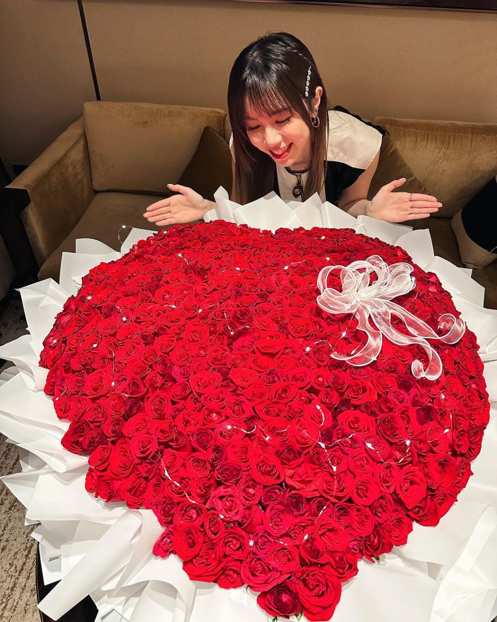 有网民猜测邓紫棋获男友趁生日求婚。