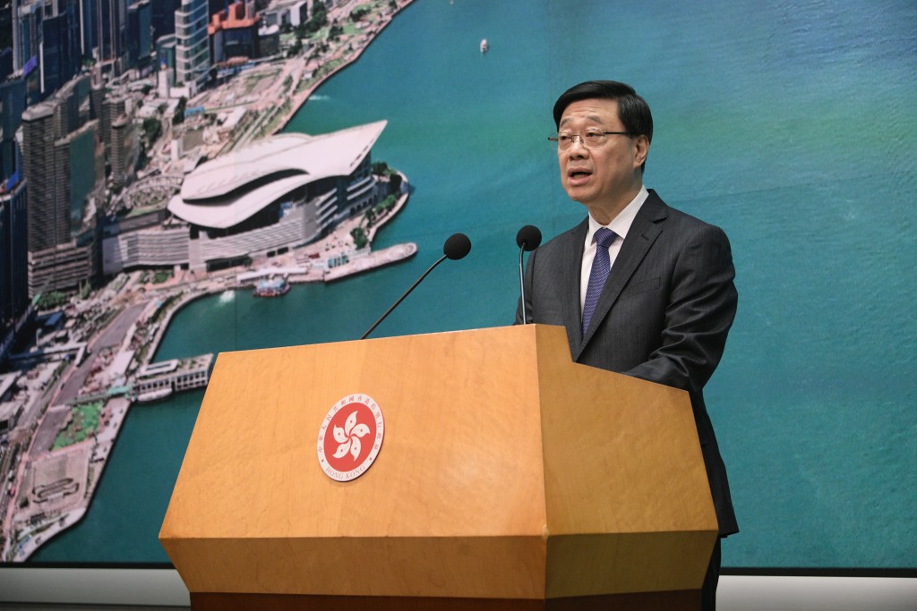 李家超行政會議前見傳媒。(陳浩元攝) 李家超行政會議前見傳媒。(陳浩元攝)