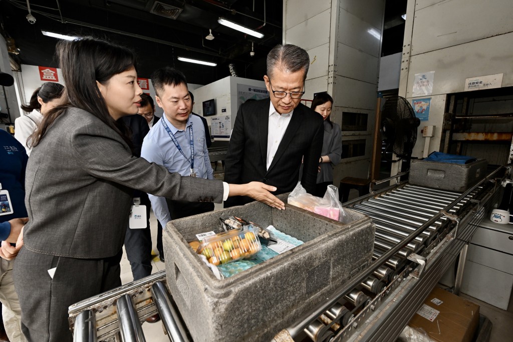 陳茂波到訪廣州市的盒馬網路科技有限公司。政府新聞處圖片