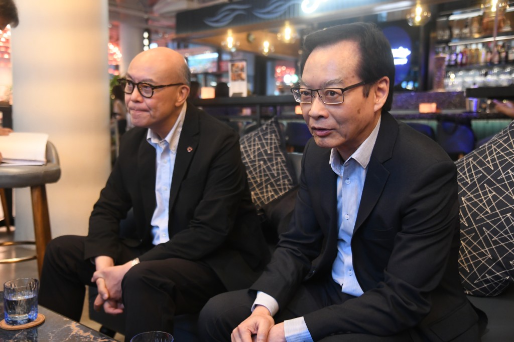 韋志成(右)表示，與華懋合作的最大共識，是保育歷史建築最重要是要賦予其新功能。。何健勇攝