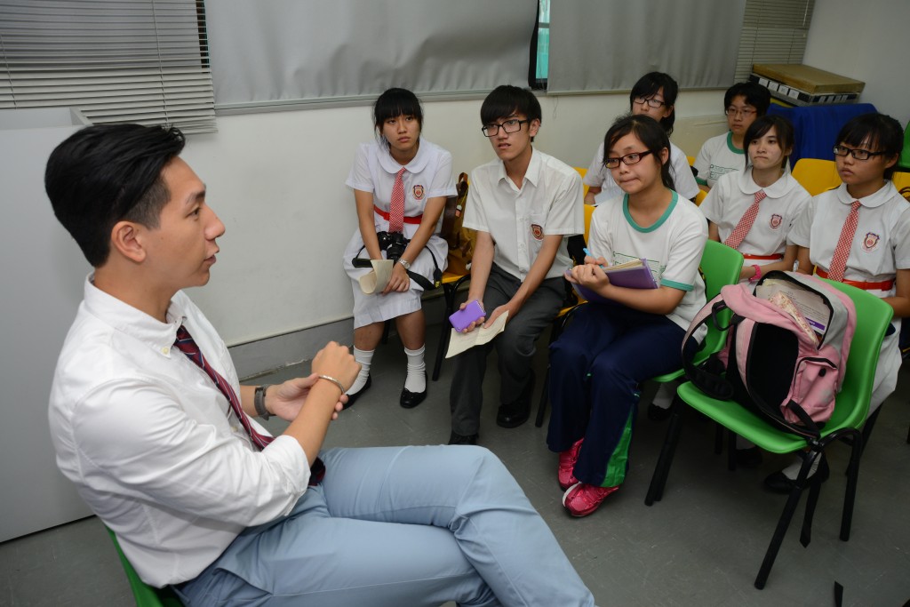 柳俊江任职爱协会时，与学生进行分享。资料图片