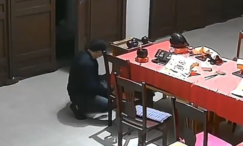 男子偷寺廟功德箱善歡被CCTV拍下。