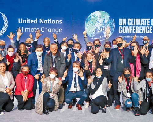 ■联合国气候变化大会上周六闭幕，各国代表拍摄大合照。