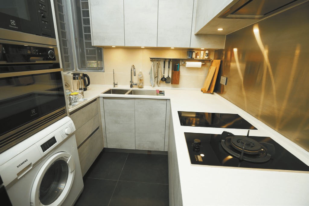 厨房采U字形设计，提供多组橱柜。