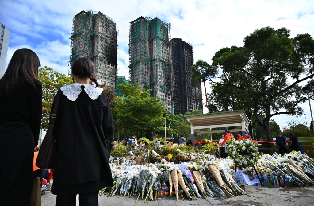 市民絡繹不絕到大埔向死難者獻花。資料圖片 市民絡繹不絕到大埔向死難者獻花。資料圖片