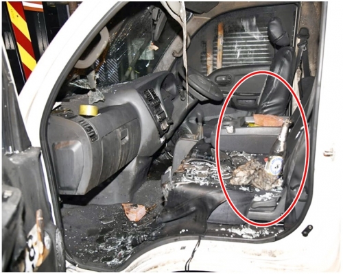 車廂內遺下磚塊及載有易燃液的玻璃瓶（紅圈示）。
