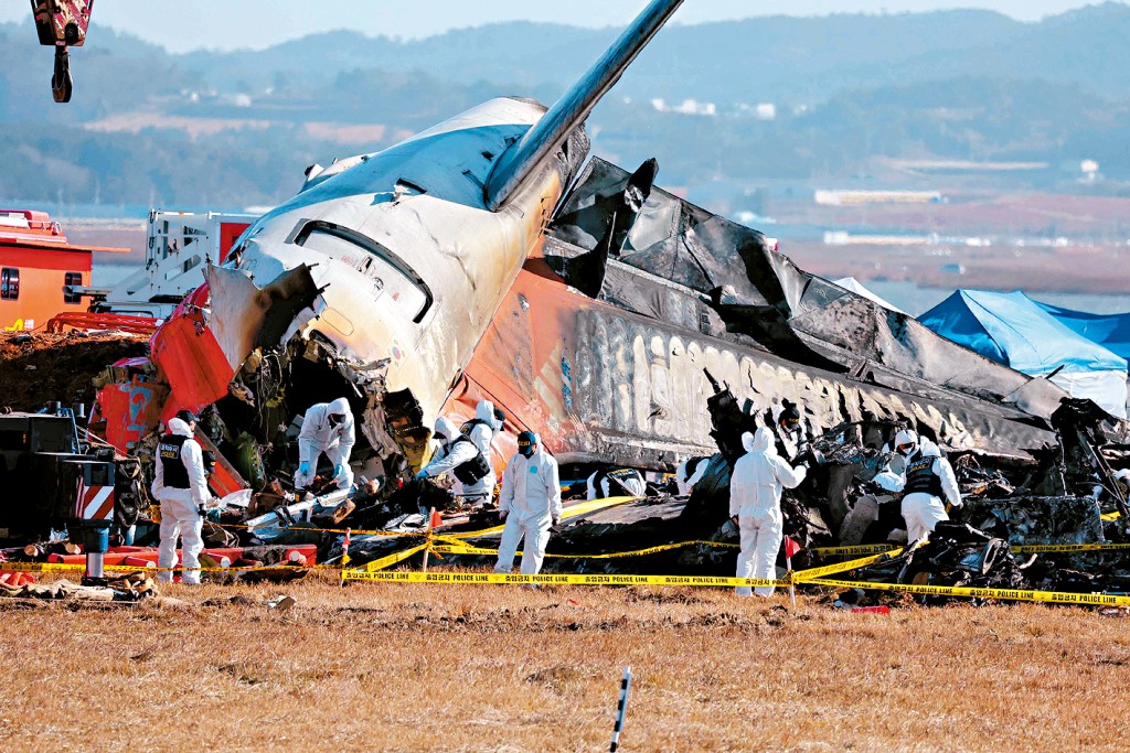 調查人員在濟州航空客機失事現場搜證。