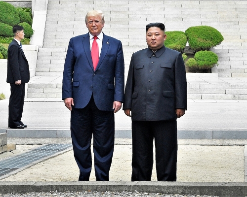 特朗普与金正恩板门店见面握手。AP