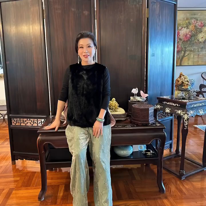 楊小娟不時在社交網貼相，多次曝光呂良偉與她的山頂豪宅，豪宅以中式古典風為主。