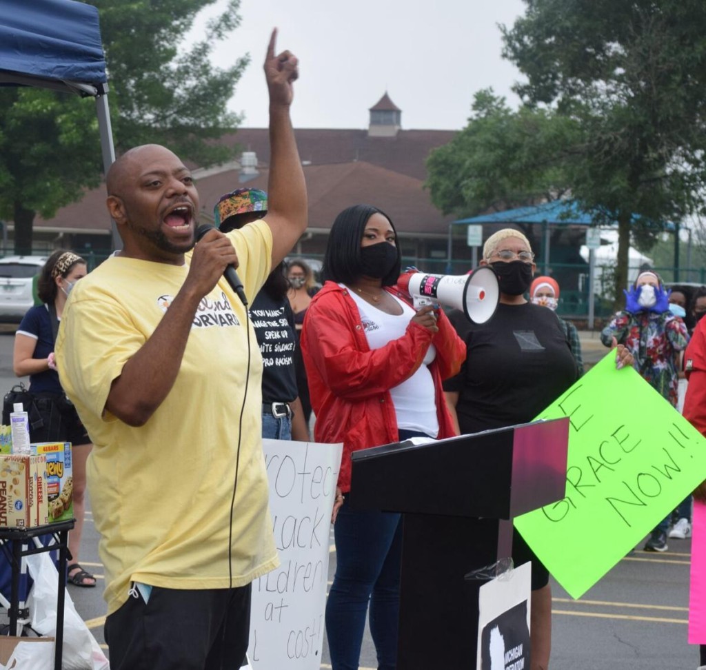 学生中学门外不满抗议。网图